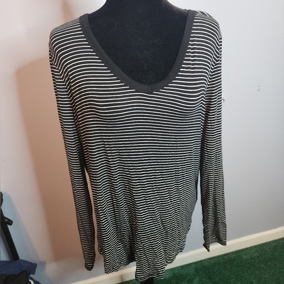 SO Favorite V-Neck Size Large Black/White Striped Long Sleeve Shirt - Picture 1 of 6